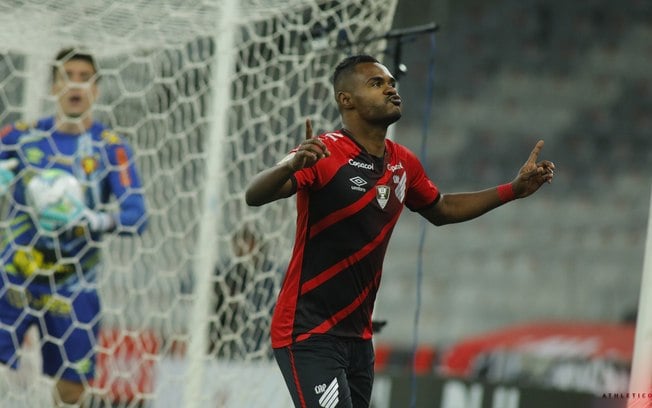 Athletico-PR acerta com o São Paulo e terá Nikão até dezembro