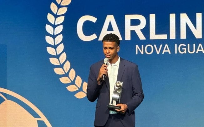 Carlinhos recebe prêmio e celebra chegada ao Flamengo