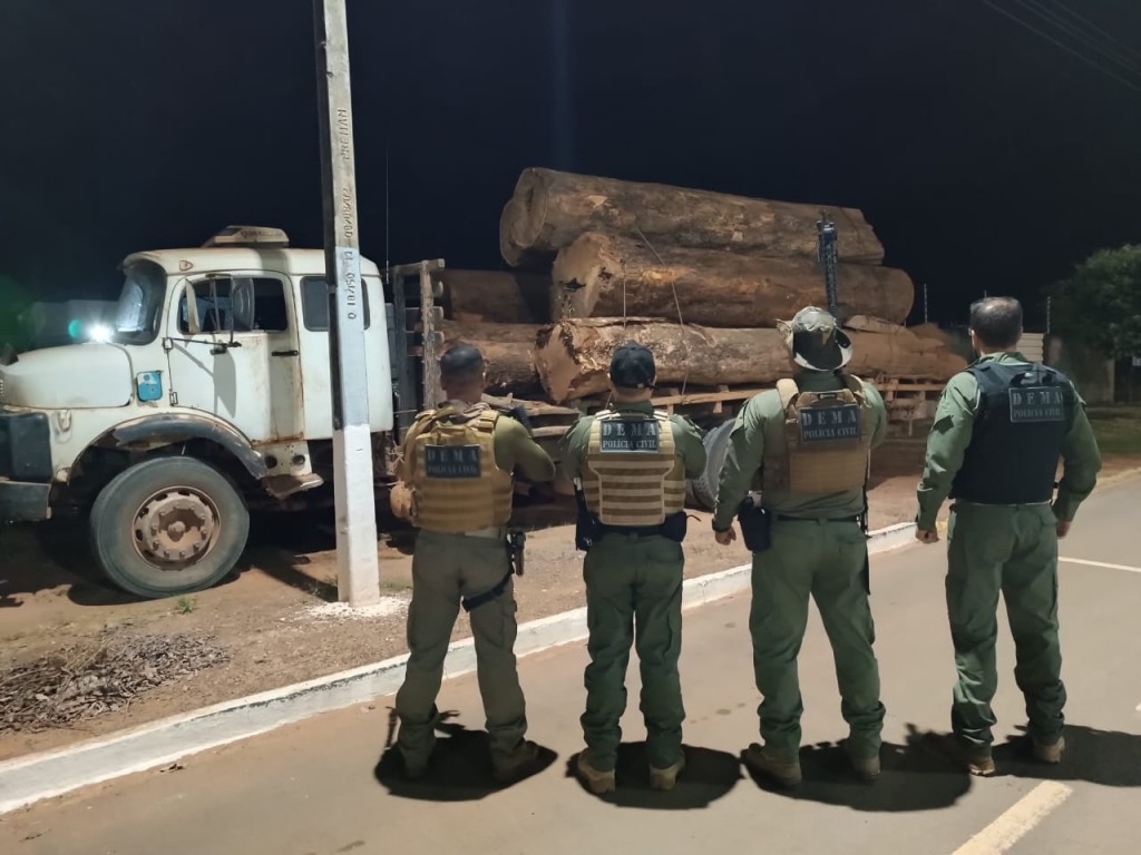Polícia Civil apreende caminhão com madeira ilegal e indicia três por crime contra o meio ambiente