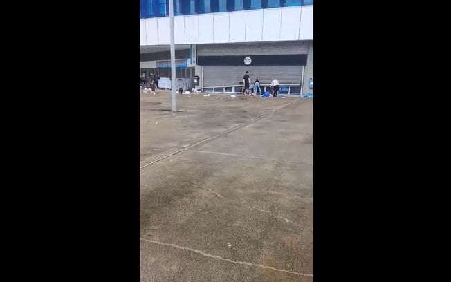 Vídeo: Arena do Grêmio é saqueada em meio a enchentes no RS