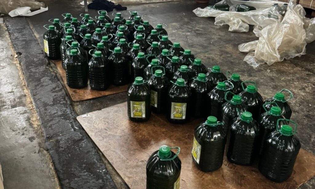 Polícia Civil fecha fábrica clandestina de azeite e apreende 150 galões