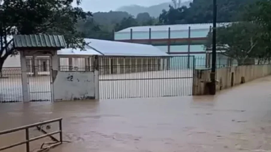 Mais de 900 deixam casas após chuva em Santa Catarina; 8 cidades estão em emergência