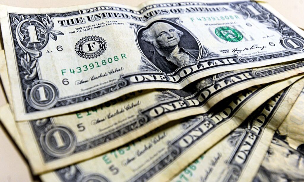 Dólar cai levemente na última cotação