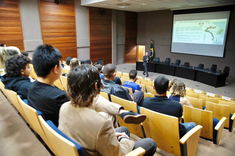 MIDR debate desenvolvimento regional com alunos de Geografia da UnB