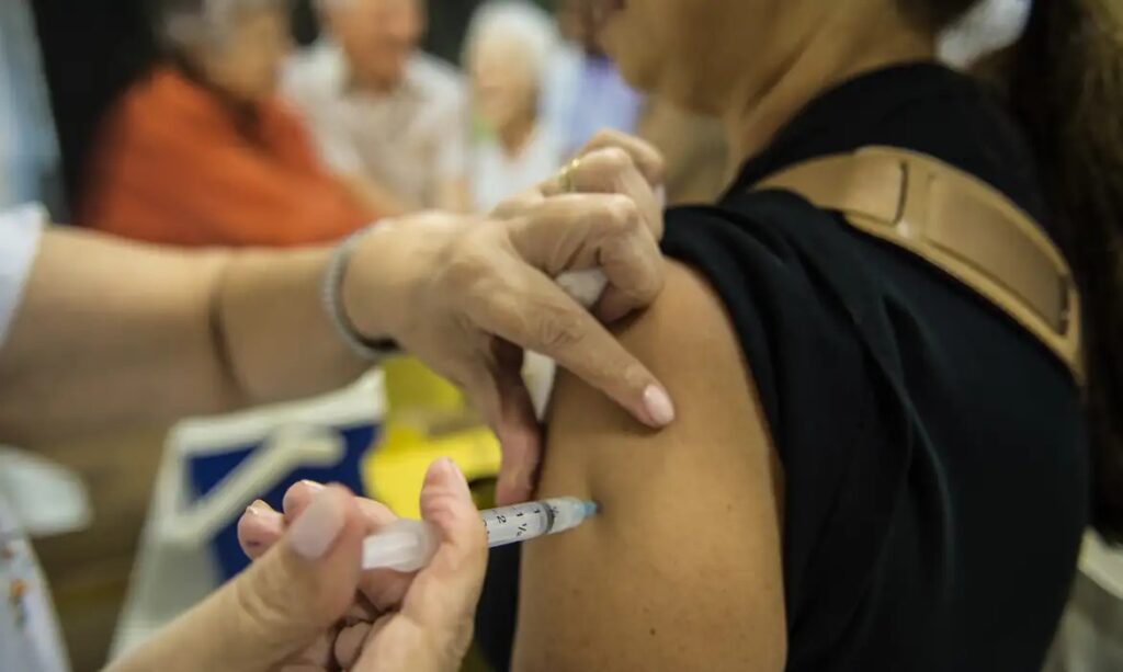 Vacinação contra a gripe: 44% do grupo prioritário ainda não se imunizou em MG